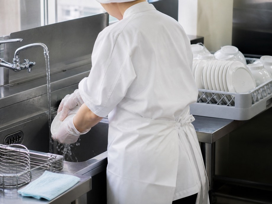 厨房の流しで食器を洗っている手元